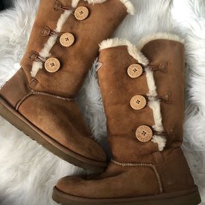 UGG Bailey button in chestnut